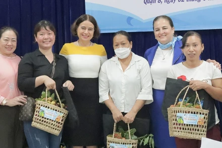 Đại diện Ban Tổ chức dự án trao quà cho các khách mời. (Ảnh: UN Women)