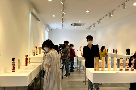 Khách tham quan khai mạc triển lãm “Kokeshi-Búp bê gỗ Nhật Bản”.