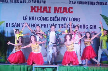 Tiết mục văn nghệ hát, múa về biển tại buổi khai mạc Lễ hội Cúng biển Mỹ Long.