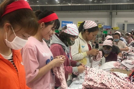 Đưa ra các đề xuất giải pháp thúc đẩy thực hiện quyền của lao động nữ trong doanh nghiệp.