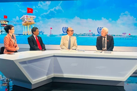 Các diễn giả trao đổi tại tọa đàm.