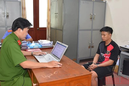 Đối tượng Võ Hoàng Khang tại cơ quan công an. 