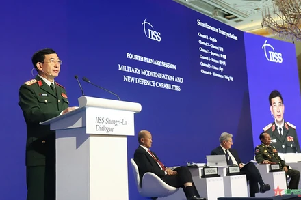 Bộ trưởng Phan Văn Giang phát biểu tại Phiên toàn thể thứ 4 Đối thoại Shangri-La 19. Ảnh: Báo Quân đội nhân dân