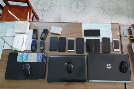 Công an tỉnh Hưng Yên thu giữ tang vật trong vụ án tổ chức đánh bạc và đánh bạc.