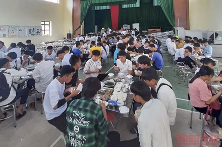 Bằng nguồn xã hội hóa, học sinh Trường Trung học phổ thông Mường Nhé đều ăn, ở tập trung tại trường trong suốt thời gian ôn thi đến khi kết thúc kỳ thi.