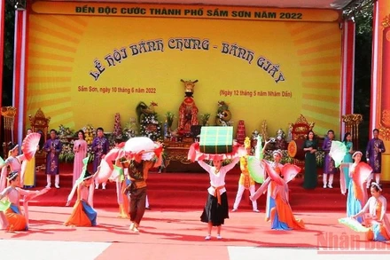 Một cảnh trong chương trình nghệ thuật tái hiện sự tích bánh chưng, bánh giầy.