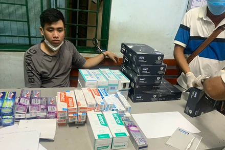 Đối tượng trong đường dây vận chuyển ma túy qua đường không, bưu điện bị bắt.