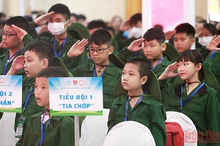 Chiến sĩ “nhí” được chia thành nhiều tiểu đội để điểm danh, kiểm quân số.