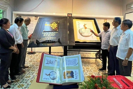 Quyển thư pháp khổ lớn về Danh nhân Nguyễn Đình Chiểu được trưng bày tại Thư viện Nguyễn Đình Chiểu.