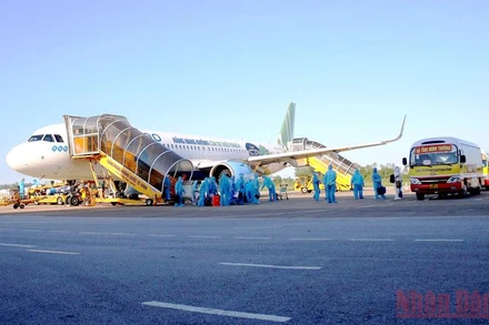 Trong đại dịch Covid-19, gần 5.000 người dân Hà Tĩnh đã được đưa đón, đùm bọc về quê an toàn.