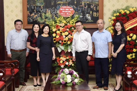 Tổng Biên tập Lê Quốc Minh tiếp đoàn đại biểu Tỉnh ủy, Hội đồng nhân dân, Ủy ban nhân dân tỉnh Ninh Bình. (Ảnh: TRẦN HẢI)