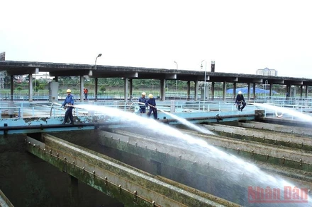 Xử lý vệ sinh hồ chứa nước tại Nhà máy nước Thủ Đức.