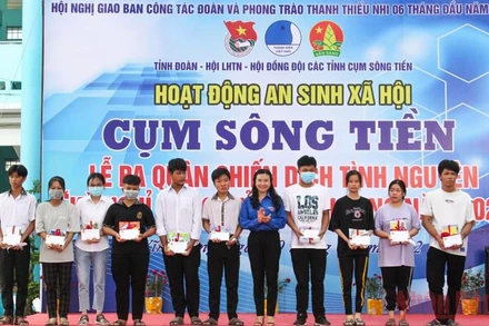 Đồng chí Nguyễn Phạm Duy Trang, Bí thư Trung ương Đoàn, Chủ tịch Hội đồng Đội Trung ương trao học bổng cho các em học sinh có hoàn cảnh khó khăn.