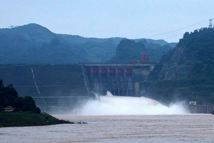 Nhà máy Thủy điện Hòa Bình mở cửa xả đáy năm 2018.