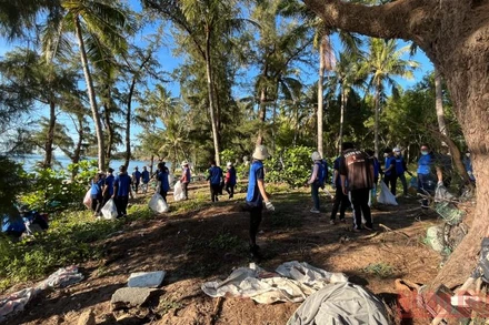 Hàng trăm học sinh, sinh viên, tình nguyện viên nhặt rác làm sạch bãi biển.