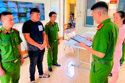 Công an thành phố Lào Cai đọc lệnh bắt tạm giam Phạm Văn Tùng, về hành vi cố ý gây thương tích dẫn đến chết người.