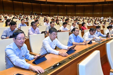 Các đại biểu Quốc hội biểu quyết thông qua Nghị quyết về Chương trình xây dựng luật, pháp lệnh năm 2023, điều chỉnh Chương trình xây dựng luật, pháp lệnh năm 2022. (Ảnh: LINH KHOA)