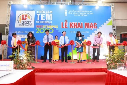 Các đại biểu cắt băng khai mạc Triển lãm Tem bưu chính quốc gia Vietstampex 2020.