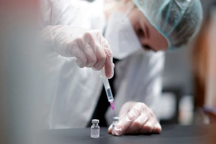 Chuẩn bị các liều tiêm vaccine phòng Covid-19 của Pfizer-BioNTech tại 1 trung tâm tiêm chủng ở Berlin, Đức, ngày 19/1/2022. (Ảnh: REUTERS)