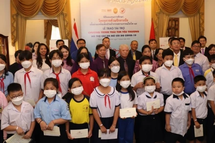 Bà Wiraka Mooddhitaporn và các đại biểu trao học bổng cho các em.