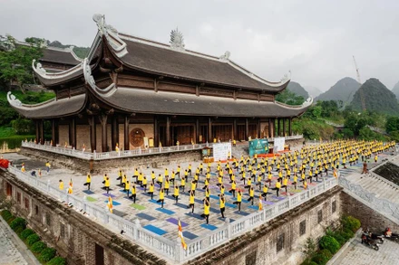 Đồng diễn yoga tại chùa Tam Chúc hồi tháng 5. (Ảnh: Đại sứ quán Ấn Độ cung cấp)