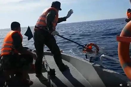 Lực lượng biên phòng tổ chức cứu nạn, cứu hộ.