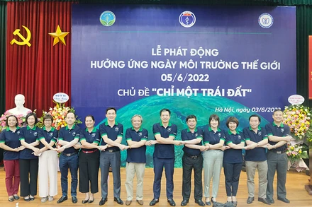 Các đại biểu tại lễ phát động hưởng ứng Ngày Môi trường thế giới.