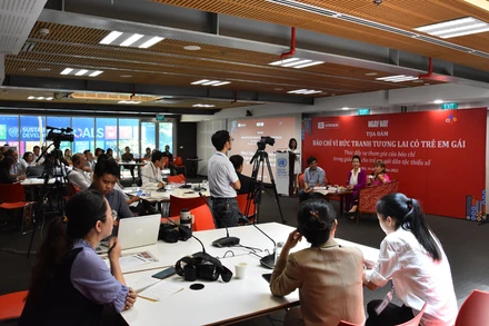 Các đại biểu chia sẻ thông tin tại tọa đàm “Báo chí vì bức tranh tương lai có trẻ em gái”. (Ảnh: UNESCO) 