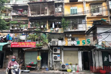Chung cư nguy hiểm tại địa bàn quận Ba Đình. (Ảnh: Ngọc Anh)
