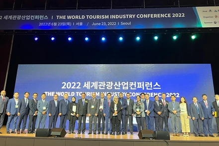 Các lãnh đạo, đại biểu tham dự Hội nghị chụp ảnh kỷ niệm. (Ảnh: TCDL) 