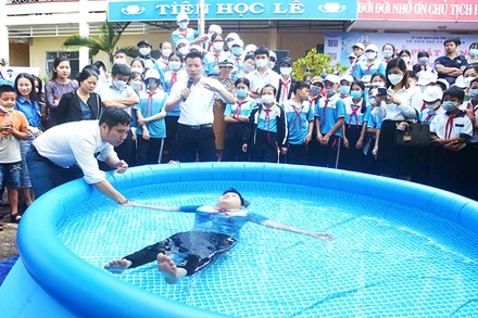 Viện An toàn khoa học Việt Nam tổ chức tập huấn, hướng dẫn kỹ năng tự nổi trên mặt nước để phòng, chống đuối nước trẻ em. 