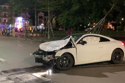 Chiếc xe hư hỏng nặng sau khi gây tai nạn.