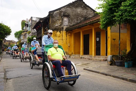 Du khách trải nghiệm phố cổ Hội An. (Ảnh: TTXVN)