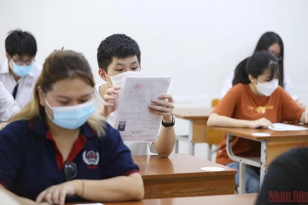 Việc Sở Giáo dục và Đào tạo Hà Nội vẫn giữ nguyên 100 chỉ tiêu tuyển sinh vào hệ song bằng cấp 3 khiến rất nhiều phụ huynh và học sinh bất ngờ và lo lắng. (Ảnh: SƠN BÁCH)