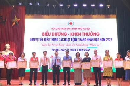 Trao Giấy khen tặng các tập thể có thành tích xuất sắc trong Tháng Nhân đạo năm 2022.