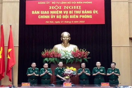 Đồng chí Thiếu tướng Nguyễn Anh Tuấn, Chính ủy Bộ đội Biên phòng nhận bàn giao nhiệm vụ.
