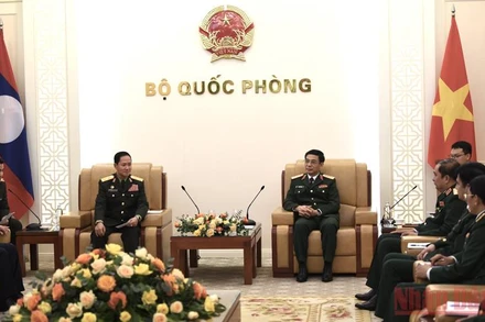 Trung tướng Khamliang Outhakaysone tới chào xã giao đồng chí Đại tướng Phan Văn Giang.