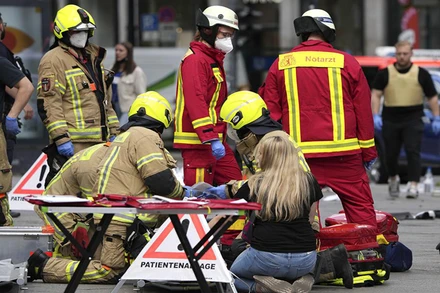 Nhân viên cứu nạn đang hỗ trợ người bị thương do vụ đâm xe ở thủ đô Berlin, Đức, ngày 8/6. (Ảnh: Reuters)