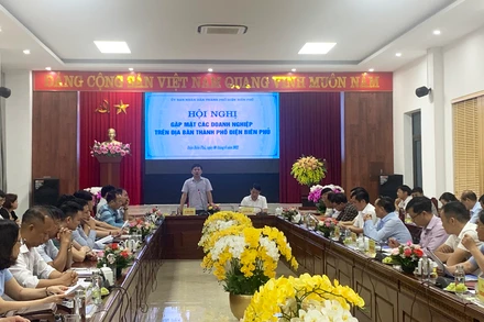 Ông Lê Tiến Dũng, Chủ tịch UBND thành phố Điện Biên Phủ phát biểu tại buổi gặp mặt doanh nghiệp trên địa bàn.