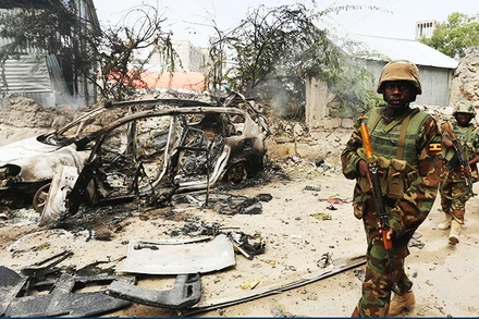 Binh sĩ Somalia tại hiện trường một vụ tiến công khủng bố. Ảnh: GETTY IMAGES