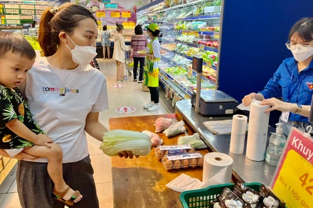 Người dân mua sắm hàng hóa được khuyến mãi, giảm giá tại một siêu thị Co.opmart ở Thành phố Hồ Chí Minh. (Ảnh: CTV)