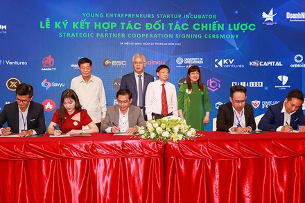 Các đối tác chiến lược ký kết thỏa thuận tài trợ Vườn ươm“Khởi nghiệp doanh nhân trẻ” tại buổi ra mắt. (Ảnh: CTV)