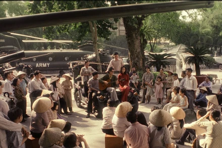 Cảnh nhạc sĩ Trịnh Công Sơn và ca sĩ Khánh Ly hát cho người dân nghe trong phim. (Ảnh: Đoàn làm phim)