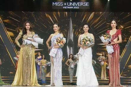 Bốn thí sinh đoạt giải Đại sứ Du lịch, Đại sứ sinh thái và môi trường, Đại sứ vì cộng đồng, và Đại sứ di sản văn hóa. (Ảnh chụp màn hình)