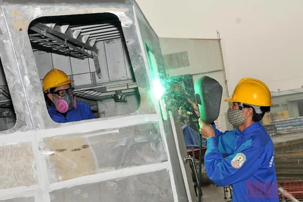 Công nhân Nhà máy đóng tàu Hồng Hà (Hải Phòng) hàn vỏ tàu thủy. (Ảnh: Nguyễn Đăng)