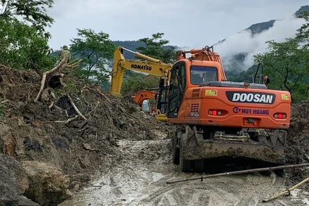 Công ty TNHH Huy Hoàng khẩn trương san gạt đất đá tạm thời thông tuyến trên quốc lộ 12.