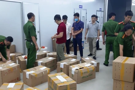 Công an tỉnh Bắc Giang khám xét, thu giữ thực phẩm chức năng giả.