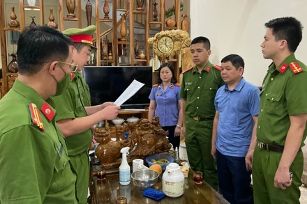 Đọc lệnh bắt tạm giam đối với ông Lò Văn Chiến, Trưởng khoa Dược Bệnh viện Đa khoa tỉnh Sơn La về hành vi nhận hối lộ.