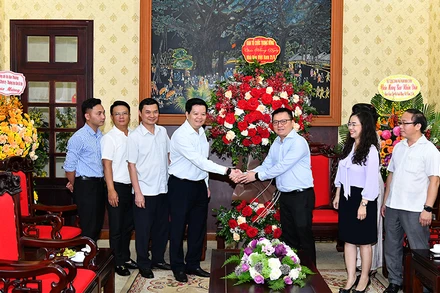 Tổng Biên tập Báo Nhân Dân Lê Quốc Minh cảm ơn đồng chí Mai Văn Chính và đoàn đại biểu Ban Tổ chức Trung ương đến chúc mừng Báo. (Ảnh: ĐĂNG KHOA)