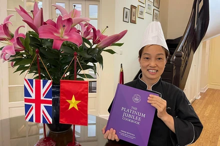 Bếp trưởng Đỗ Thị Hải Lý với món Bún chả Hà Nội được đưa vào cuốn sách nấu ăn kỷ niệm Đại lễ Bạch kim của Nữ hoàng Anh. (Ảnh: Đại sứ quán Anh tại Việt Nam)